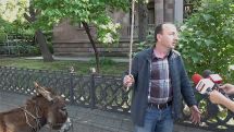 Прибывшего на осле к зданию НС Армении мужчину 4-5 полицейских силой посадили в машину и увезли
