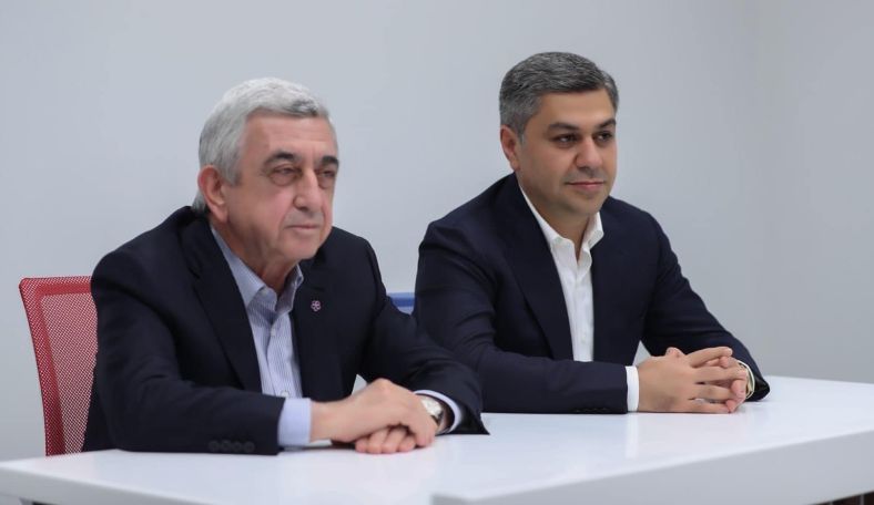 «Պատիվ ունեմ». Արթուր Վանեցյանը Սերժ Սարգսյանի հետ լուսանկար է հրապարակել