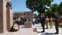 Ստեփանակերտում բացվել է Շառլ Ազնավուրի կիսանդրին