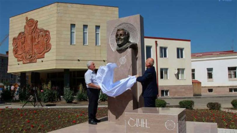 Փարիզում բացվեց Ազնավուրի կիսանդրին