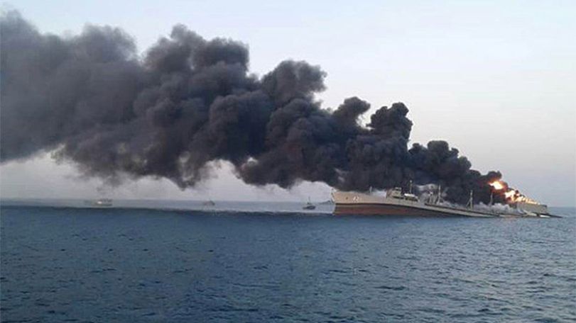Крупнейший корабль ВМС Ирана после пожара затонул в Оманском заливе