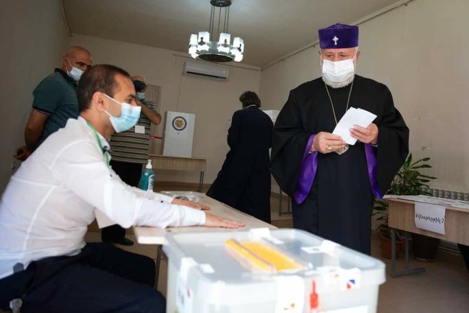 Catholicos Karekin II casts ballot in snap elections