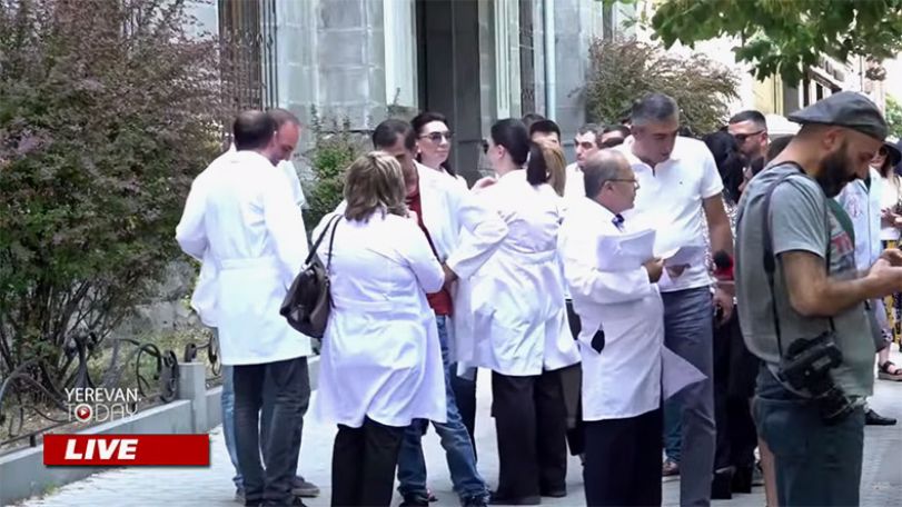 Doctors stage protest outside the Office of the Prosecutor-General  in support of professor Charchyan