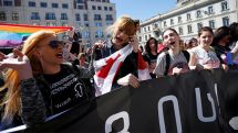 Тбилиси: противники секс-меньшинств закидали журналистов бутылками