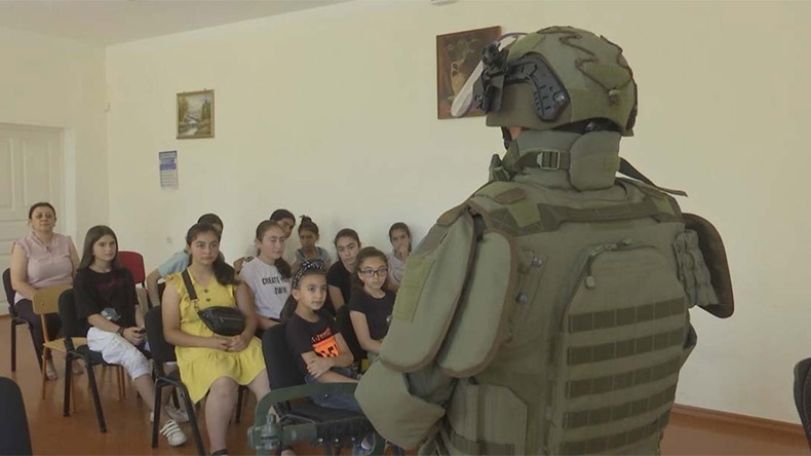 Russian peacekeepers held an interactive lesson in the school camp of the Askeran district