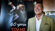 Умер популярный греческий певец Толис Воскопулос