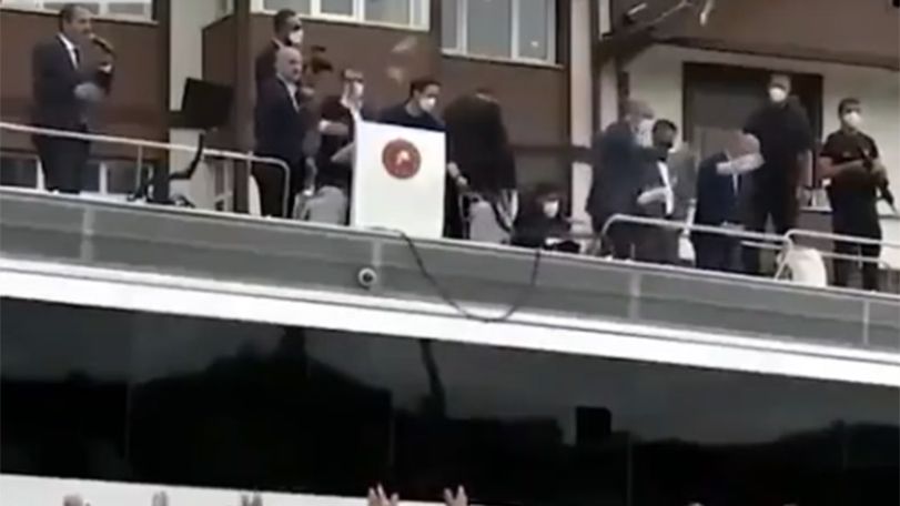 На кидающего в пострадавших от наводнения пакеты с водой Эрдогана обрушился шквал критики