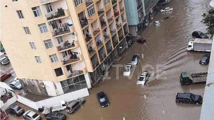 Проливные дожди затопили несколько улиц в Батуми