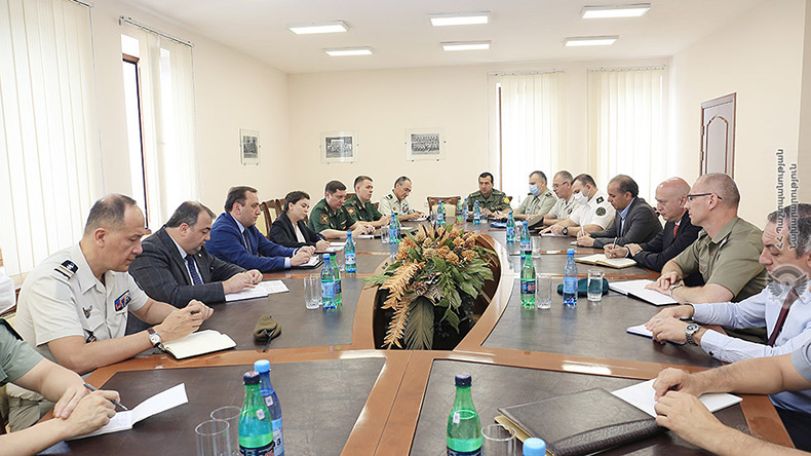 ՊՆ պաշտպանական քաղաքականության գլխավոր վարչության պետն ընդունել է Հայաստանում հավատարմագրված ռազմական կցորդներին