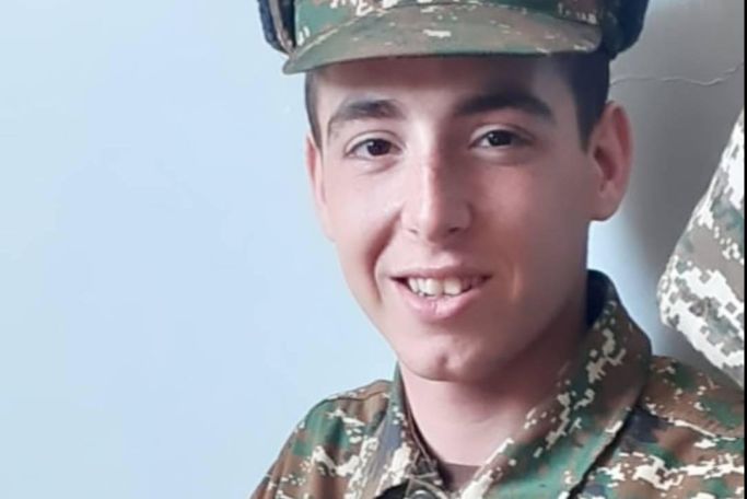 Открытие мемориальной плиты в память Арсена Алджикяна, подбившего шесть вражеских танков