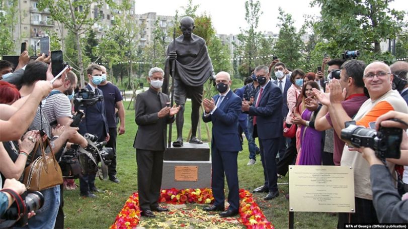 В Тбилиси поврежден памятник Махатме Ганди