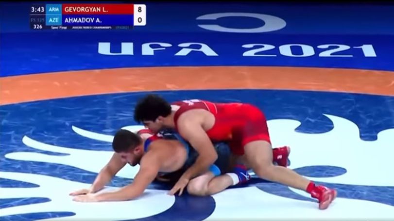Armenian wrestler beats Azerbaijani rival 10-0, reaches final at the Junior World Championship
