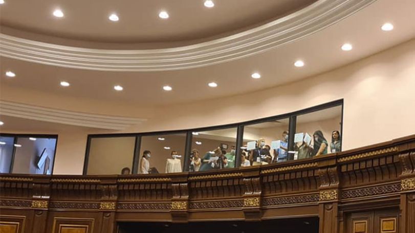 Journalists protest in National Assembly over major restrictions on their work inside the parliament building