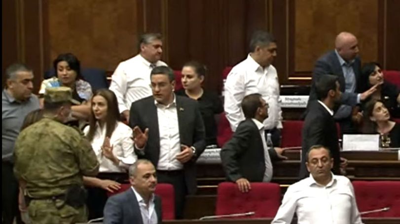 Сотрудники службы безопасности попытались вывести депутата Анну Мкртчян из зала заседаний НС Армении, дергая за волосы