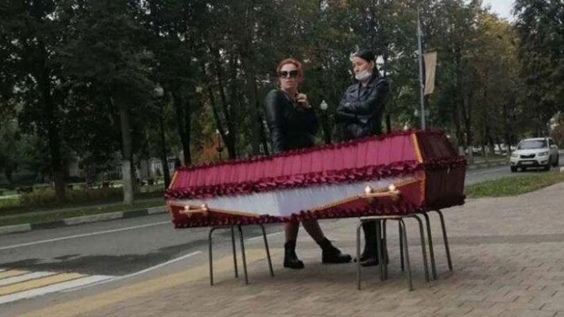 Жительница Балашихи привезла гроб с телом сестры к городской администрации