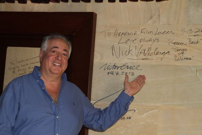 Օսկարակիր պրոդյուսերը ստորագրեց Կինոյի տան «Բուխարու սրահ»-ի լեգենդար պատին