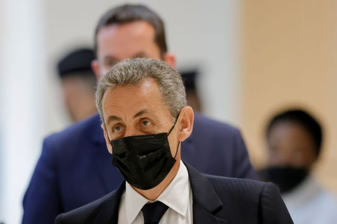 Премьер-министр Франции выразил личную поддержку осужденному Саркози