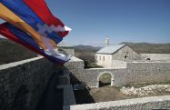 03.10.2021. «Հենակետ». Ադրբեջանցիները պահանջել են Ամարաս վանքի տարածքից հեռացնեն Արցախի պետական դրոշը