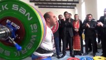 170 կգ ծանրաձողն ուսերի վրա նստած դիրքով քայլել է 2 մետր․ Զորիկ Պողոսյանի նոր ռեկորդը