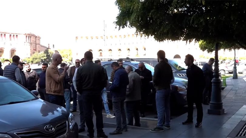 Обманутые дольщики протестуют перед зданием правительства