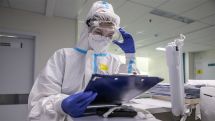 Перечислены симптомы COVID-19, при которых надо срочно обращаться в больницу