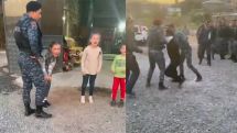 «Укладывайте, засуньте в автомобиль». Полицейские подвергают приводу мужчину на глазах у его детей