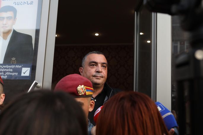 «Առուշ Առուշանյան» դաշինքի շտաբում խուզարկություն է իբր ընտրակաշառք բաժանելու դեպքով. Պաշտպան