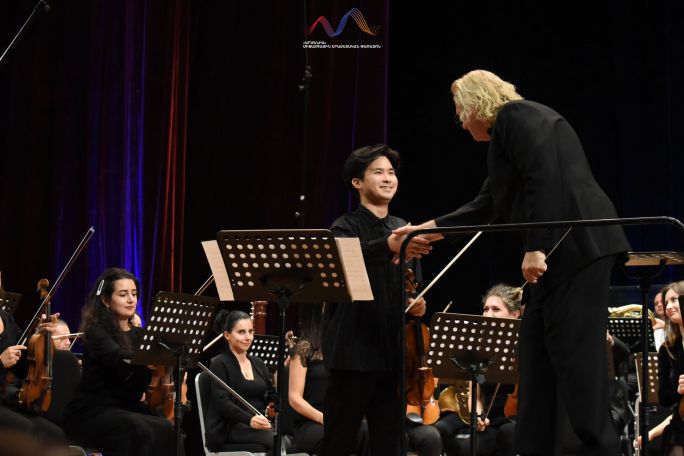 Armenia International Music Festival hosts Japanese violinist Fumiaki Miura and conductor Conrad van Alphen