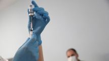 Число сделанных в мире прививок от коронавируса превысило 7 млрд