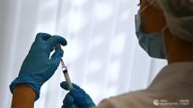 Названа группа людей, которым нужно вакцинироваться от COVID-19 досрочно