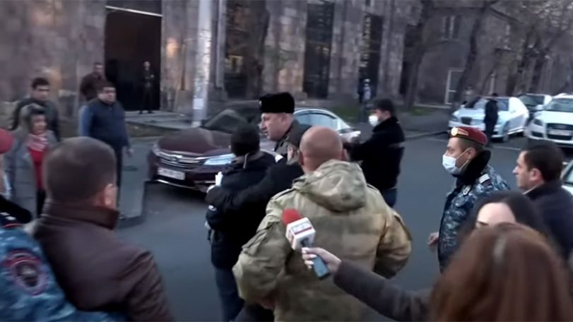 Полиция продолжает антиправовой и антинациональный метод задержания мирных демонстрантов - правозащитник