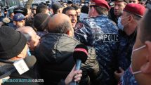 Rapid response groups of the Ombudsman's Office head to police stations after reports of detentions