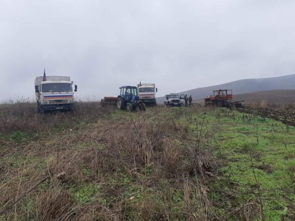 Ադրբեջանի կրակոցների պատճառով Ամարասի հովտում մնացած տրակտորը հանվել է ռուս խաղաղապահների միջնորդությամբ