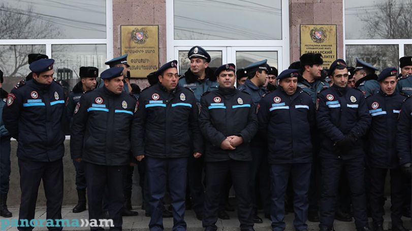 Полиция перекрыла вход в здание администрации общины Паракар