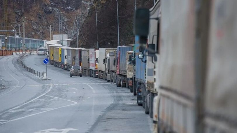 Из-за плохой погоды на Военно-Грузинской дороге застряли 340 фур