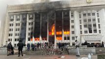 СМИ: В Алма-Ате протестующие отобрали у полиции огнестрельное оружие