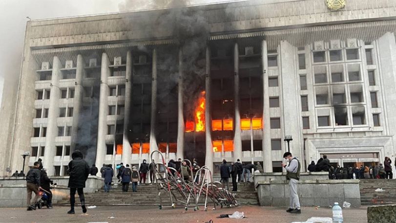 СМИ: В Алма-Ате протестующие отобрали у полиции огнестрельное оружие