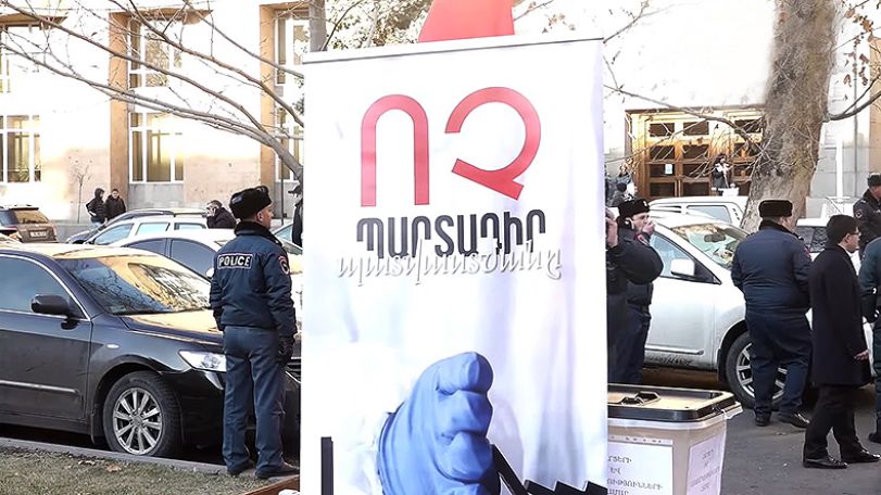 Coronavirus restrictions target middle-aged people - protest outside the health ministry