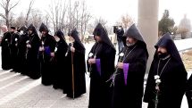 Catholicos Karekin II offers prayers for repose of souls of fallen soldiers