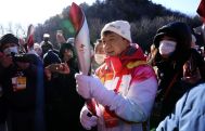 Jackie Chan carries Olympic torch atop Great Wall
