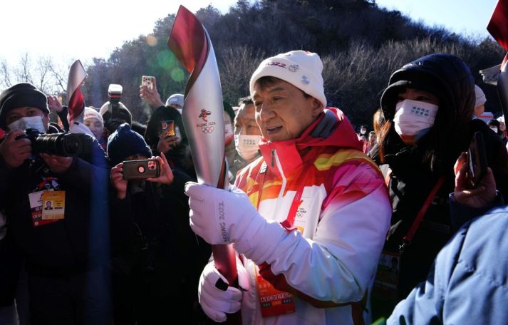 Jackie Chan carries Olympic torch atop Great Wall
