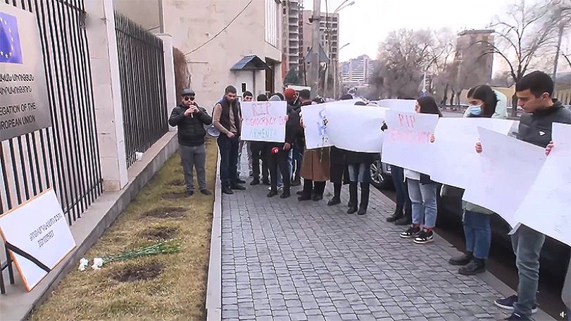 Դուդուկի հնչյունների ներքո ԵՄ դեսպանատան դիմաց հարգեցին ժողովրդավարության հիշատակը