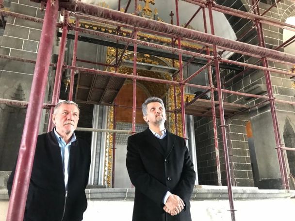 Garo Paylan visits St. Giragos Armenian Church in Diyarbakir