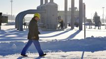 Цены на газ в Европе опустились ниже 900 долларов