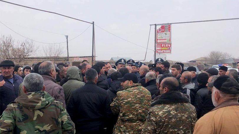 Armenian villagers block major road, demand meeting with Pashinyan
