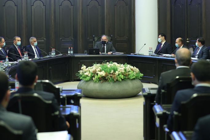 Կառավարությունը քննարկում է դիմակներ դնելու պարտադիր պայմանը հանելու հարցը