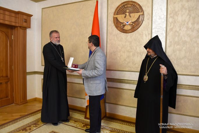 «Մեսրոպ Մաշտոց» շքանշան՝  Մարտակերտի շրջանի հոգևոր հովիվ Տեր Հովհաննես քահանա Հովհաննիսյանին