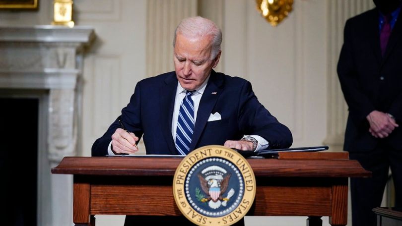 Biden signs memo to give Ukraine 'immediate military assistance'