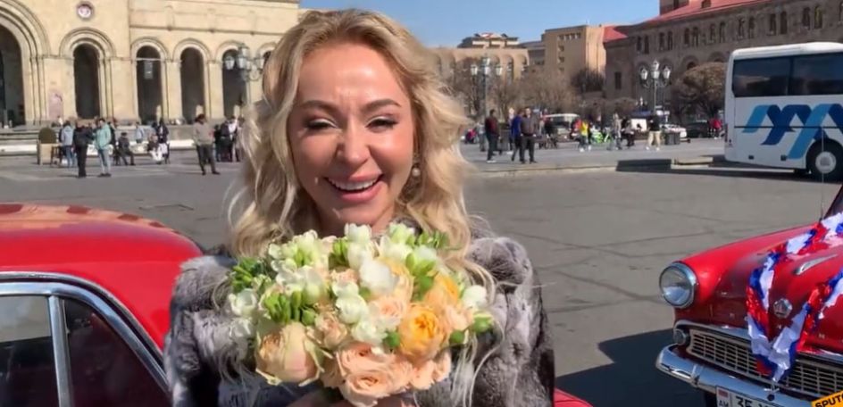 Ռուս հարսնացուն չի ուզում վերադառնալ ՀՀ-ից. հարսանիք Երևանի կենտրոնում