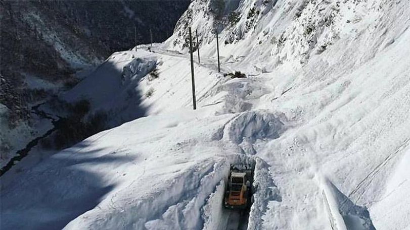 Stepantsminda-Larsi road closed to all vehicles amid avalanche risk